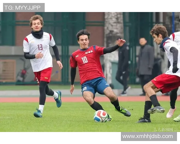 英国足球明星莅临中国展开友谊赛活动引发球迷热烈期待与关注