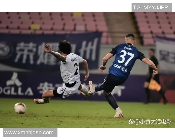 身高182cm的足球明星如何在绿茵场上展现非凡魅力与实力