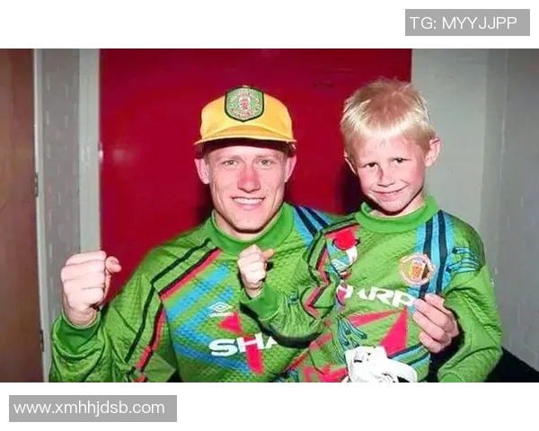 足球明星儿子现场观看比赛视频引发热议展现父子情深与足球魅力 足球明星儿子现场观看比赛视频引发热议展现父子情深与足球魅力